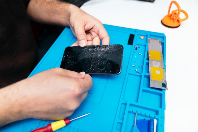 Technicien expert réparant un écran de smartphone cassé, illustrant les services de réparation d'écrans chez Teclab.