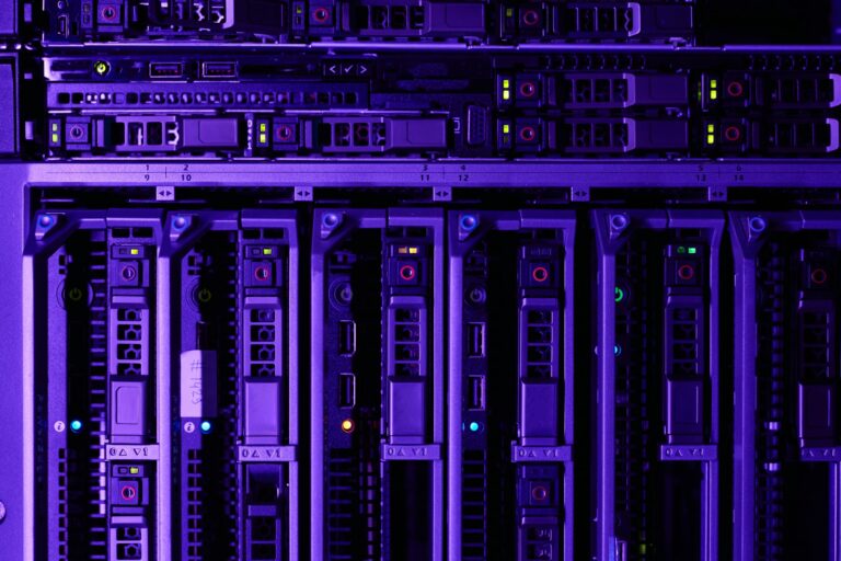Serveur informatique, représentant l'importance de l'optimisation des équipements informatiques pour des performances efficaces, services offerts par Teclab.