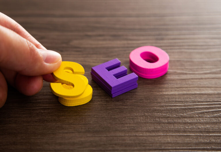 Personne travaillant sur l'optimisation SEO d'un site internet, illustrant les services de Teclab pour améliorer la visibilité en ligne.