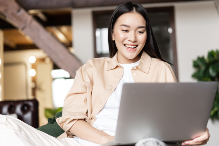 Jeune femme en train de naviguer sur un site internet, illustrant l'optimisation et la création de sites web par Teclab.