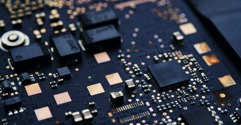 Panneau électronique avec de nombreuses puces, illustrant les composants utilisés dans les services de réparation informatique chez Teclab.