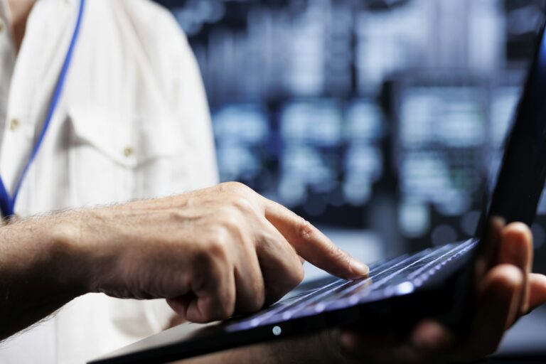 Serveur informatique en cours d'examen, illustrant l'importance de la maintenance et de l'optimisation des équipements informatiques, services offerts par Teclab.