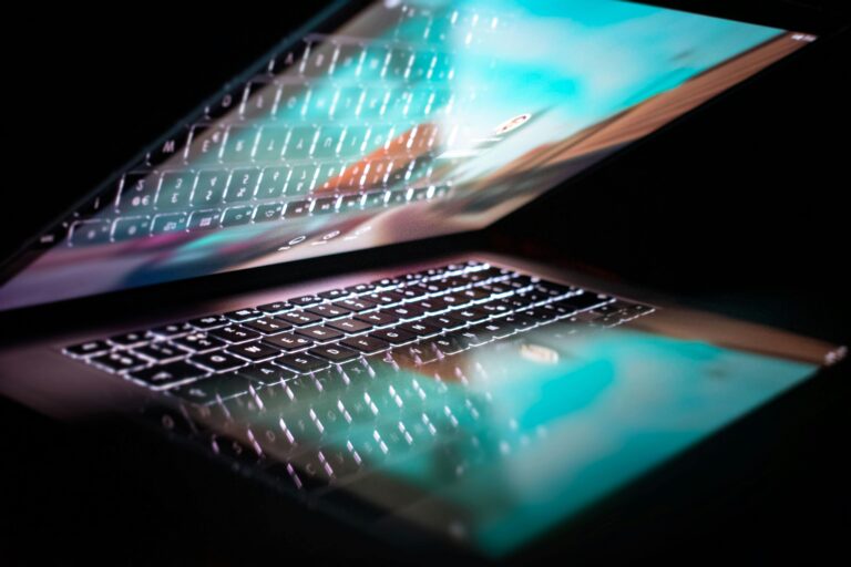 MacBook Pro utilisé pour une réparation ou une mise à niveau informatique chez Teclab.