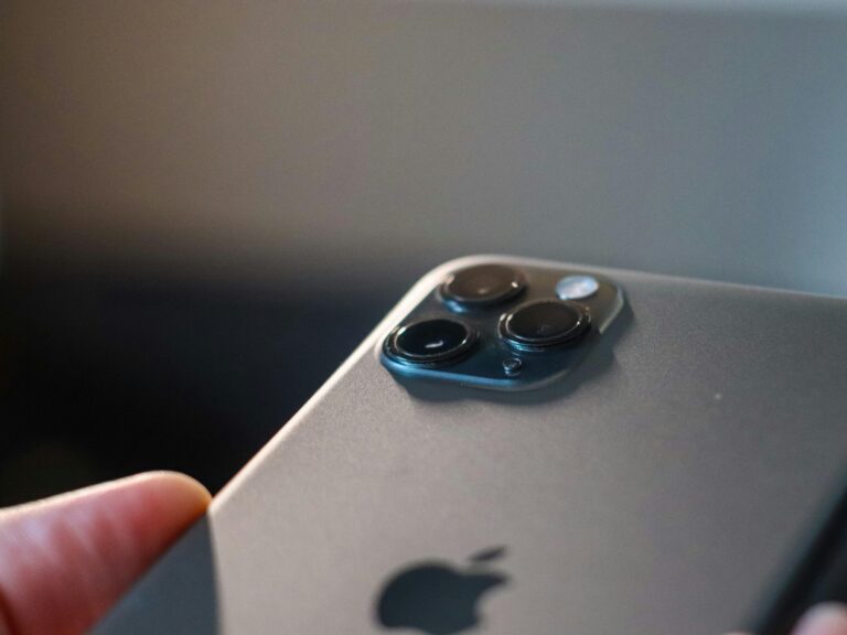 Vue détaillée du système de triple caméra d'un smartphone moderne, disponible chez Teclab, pour des photos de haute qualité.