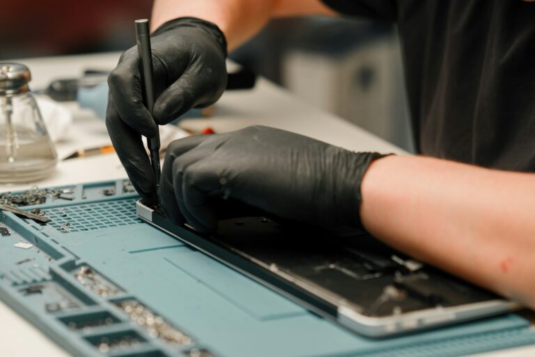 Technicien réparant ou remplaçant les composants d'un ordinateur portable défectueux chez Teclab, incluant cartes et processeurs.